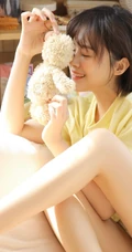 短发，线条感，大眼睛，T恤短裤青春少女高清室内写真