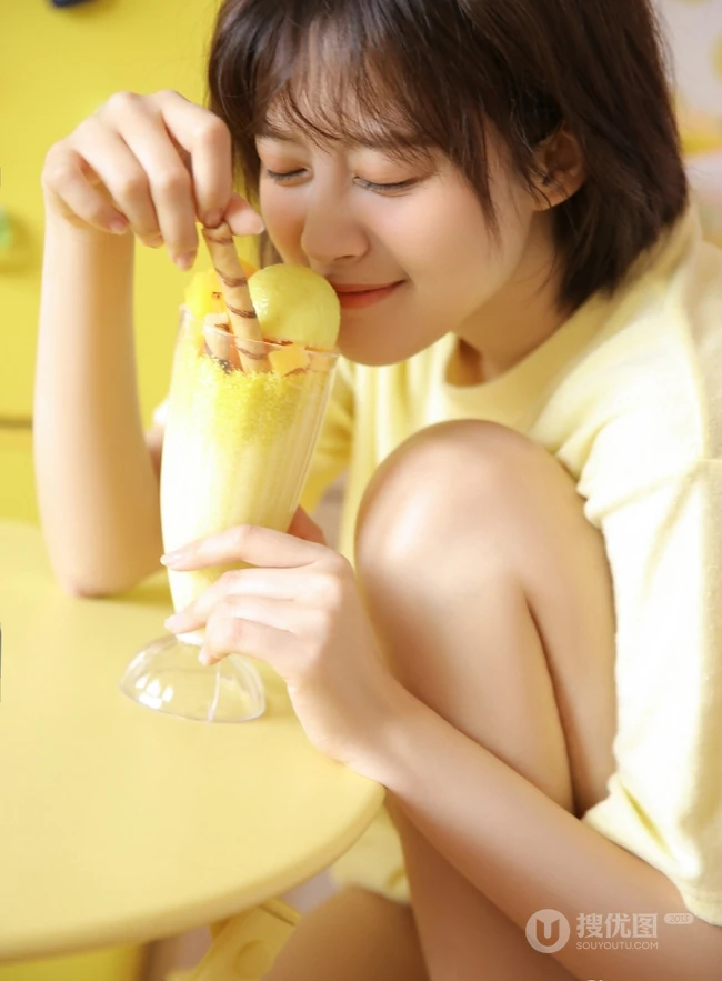 短发，线条感，大眼睛，T恤短裤青春少女高清室内写真