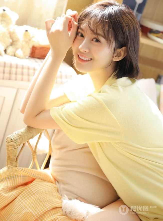 短发，线条感，大眼睛，T恤短裤青春少女高清室内写真