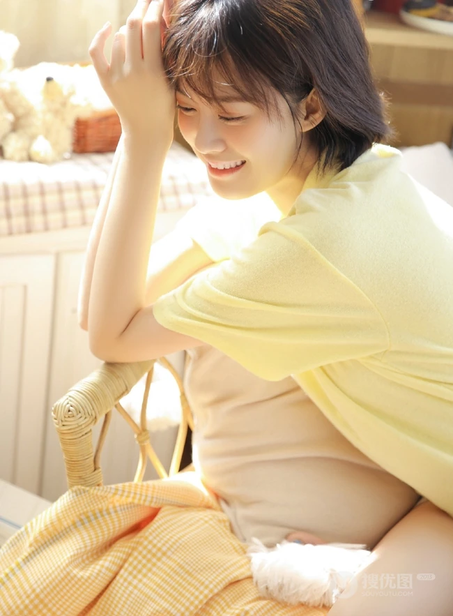 短发，线条感，大眼睛，T恤短裤青春少女高清室内写真