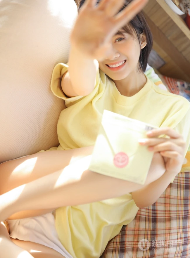 短发，线条感，大眼睛，T恤短裤青春少女高清室内写真
