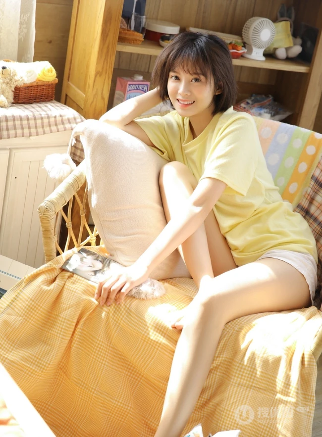 短发，线条感，大眼睛，T恤短裤青春少女高清室内写真