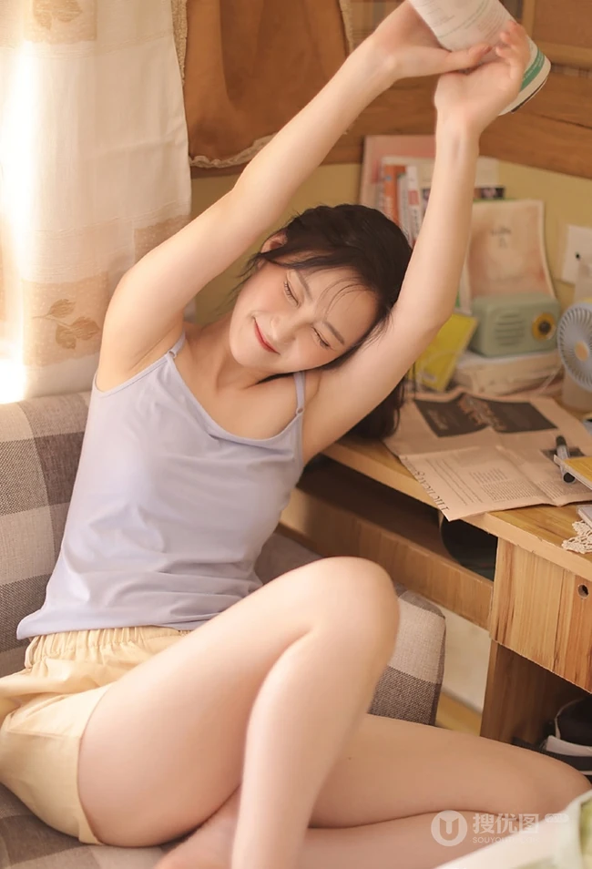 头戴一只鱼抱枕的俏皮可爱萌短裤少女室内写真图片