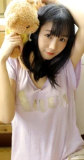 念旧的长发可爱女孩室内写真，还有人记得这些CD吗？