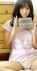 念旧的长发可爱女孩室内写真，还有人记得这些CD吗？