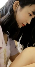 念旧的长发可爱女孩室内写真，还有人记得这些CD吗？