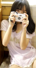 念旧的长发可爱女孩室内写真，还有人记得这些CD吗？