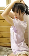 念旧的长发可爱女孩室内写真，还有人记得这些CD吗？