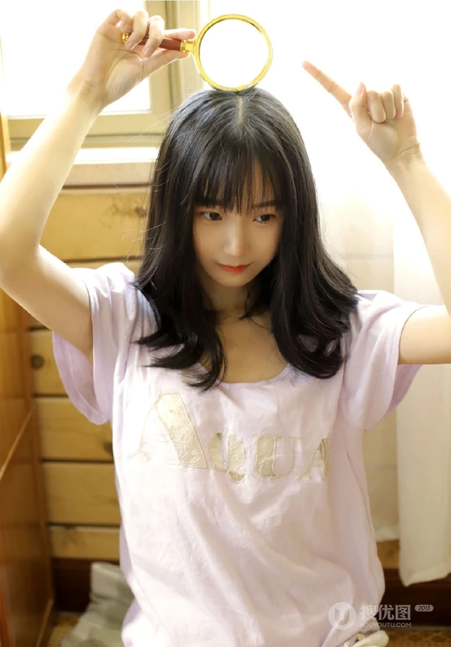 念旧的长发可爱女孩室内写真，还有人记得这些CD吗？