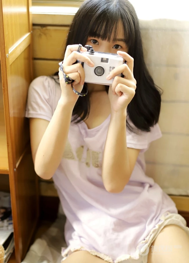 念旧的长发可爱女孩室内写真，还有人记得这些CD吗？