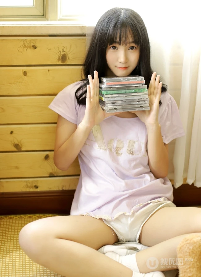 念旧的长发可爱女孩室内写真，还有人记得这些CD吗？
