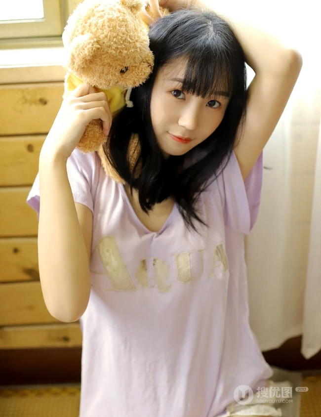 念旧的长发可爱女孩室内写真，还有人记得这些CD吗？
