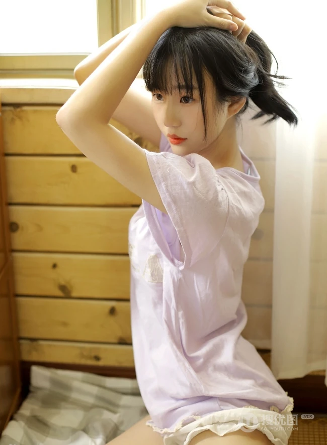 念旧的长发可爱女孩室内写真，还有人记得这些CD吗？