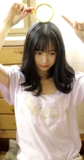 念旧的长发可爱女孩室内写真，还有人记得这些CD吗？