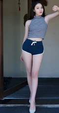 随意搭配都好看，高挑白皙气质女生短T短裤生活写真照