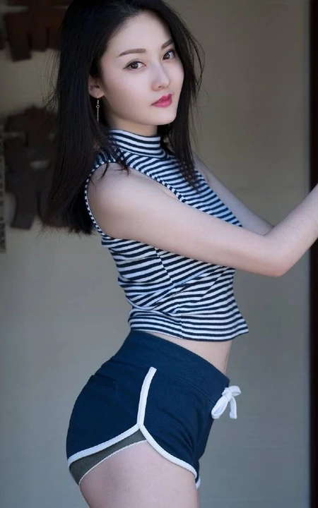 随意搭配都好看，高挑白皙气质女生短T短裤生活写真照
