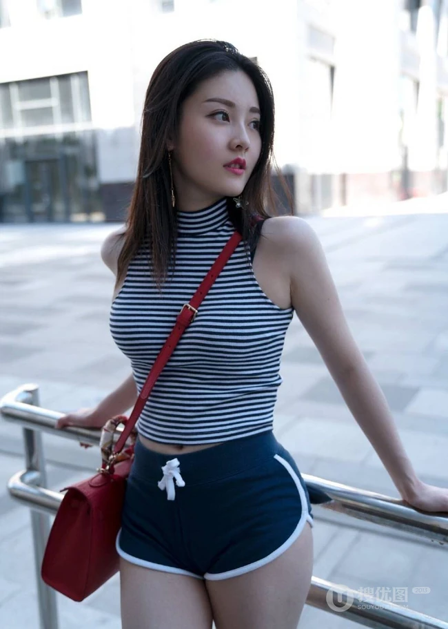 随意搭配都好看，高挑白皙气质女生短T短裤生活写真照