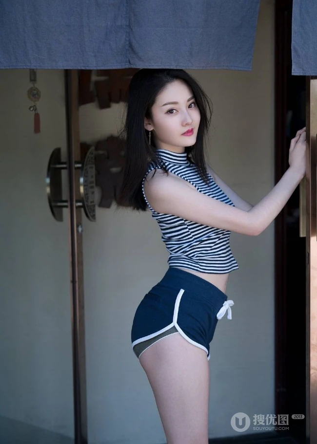 随意搭配都好看，高挑白皙气质女生短T短裤生活写真照