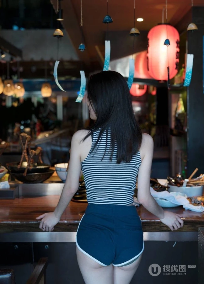 随意搭配都好看，高挑白皙气质女生短T短裤生活写真照