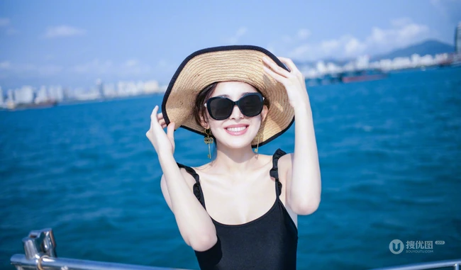 古力娜扎开心出海，黑色泳装高清近照精选满满！