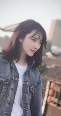 曲尼次仁清新白色连衣裙搭配牛仔外套街拍写真美图