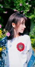 曲尼次仁清新白色连衣裙搭配牛仔外套街拍写真美图