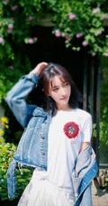 曲尼次仁清新白色连衣裙搭配牛仔外套街拍写真美图