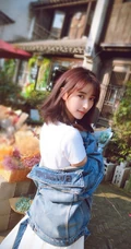 曲尼次仁清新白色连衣裙搭配牛仔外套街拍写真美图