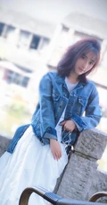 曲尼次仁清新白色连衣裙搭配牛仔外套街拍写真美图
