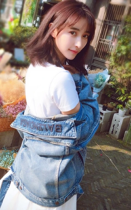 曲尼次仁清新白色连衣裙搭配牛仔外套街拍写真美图