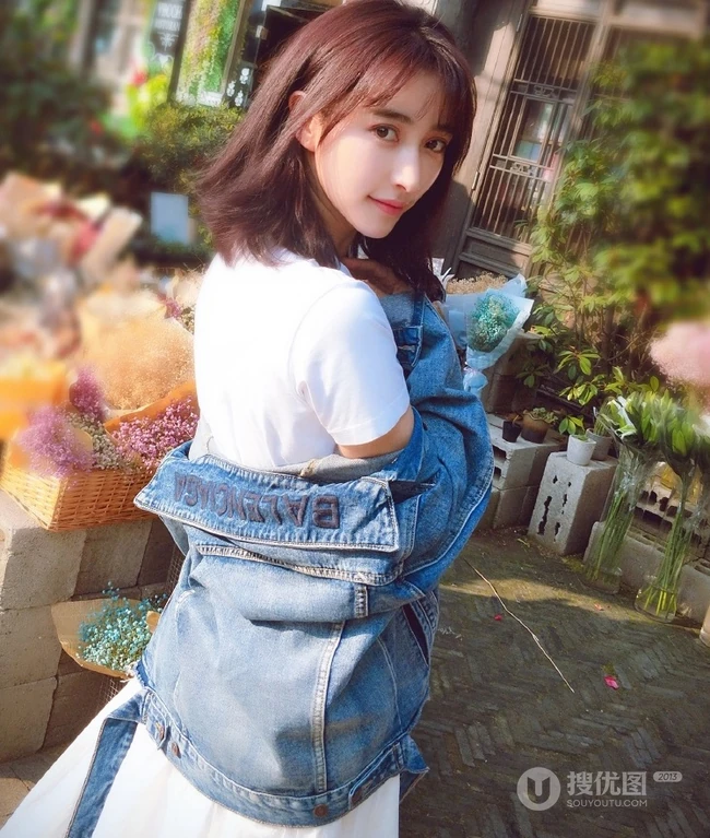 曲尼次仁清新白色连衣裙搭配牛仔外套街拍写真美图
