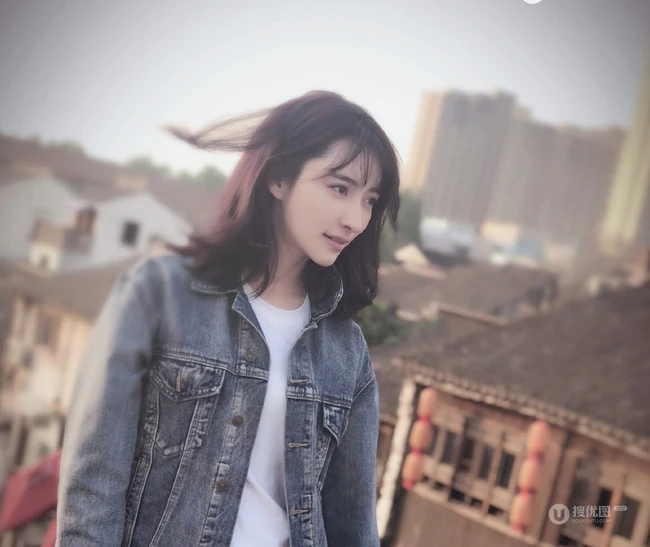 曲尼次仁清新白色连衣裙搭配牛仔外套街拍写真美图