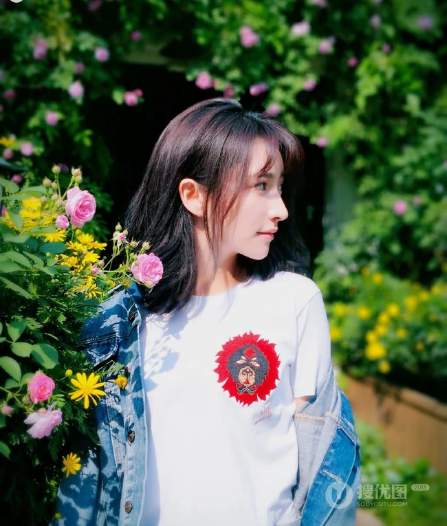 曲尼次仁清新白色连衣裙搭配牛仔外套街拍写真美图