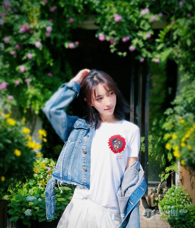 曲尼次仁清新白色连衣裙搭配牛仔外套街拍写真美图
