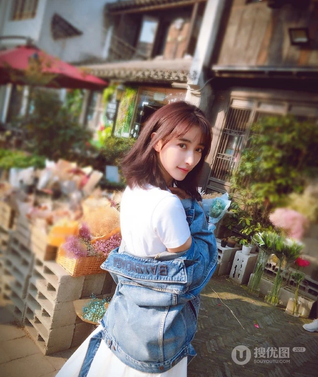 曲尼次仁清新白色连衣裙搭配牛仔外套街拍写真美图