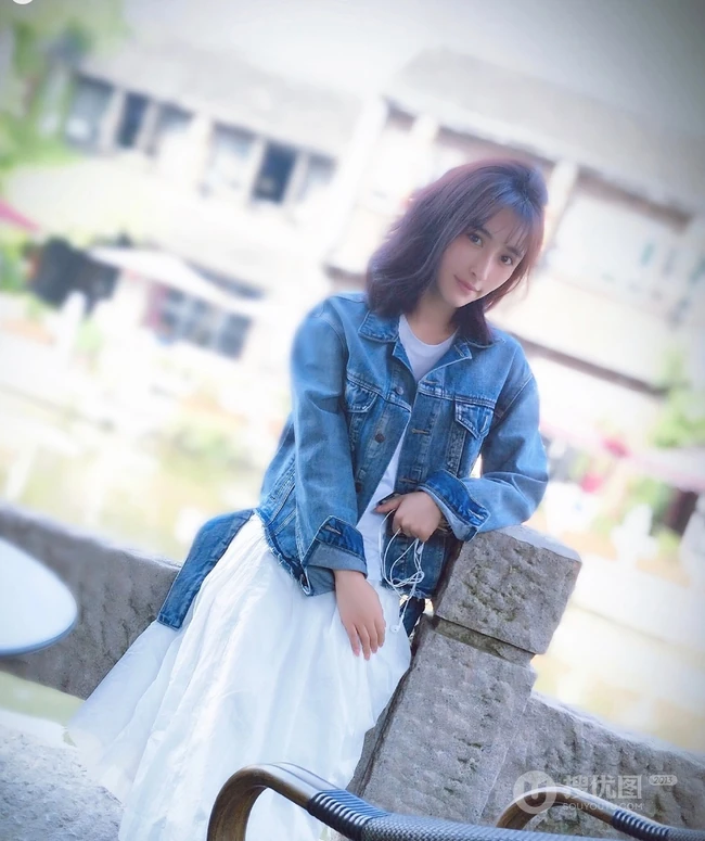曲尼次仁清新白色连衣裙搭配牛仔外套街拍写真美图