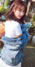 曲尼次仁清新白色连衣裙搭配牛仔外套街拍写真美图
