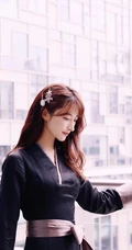 曲尼次仁紧身黑色连衣裙气质写真美图