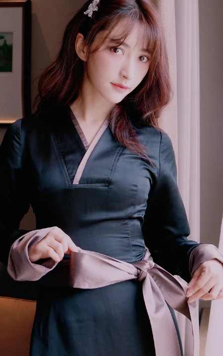 曲尼次仁紧身黑色连衣裙气质写真美图