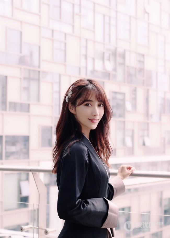 曲尼次仁紧身黑色连衣裙气质写真美图