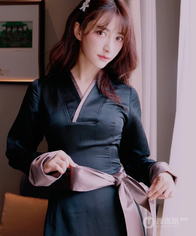 曲尼次仁紧身黑色连衣裙气质写真美图