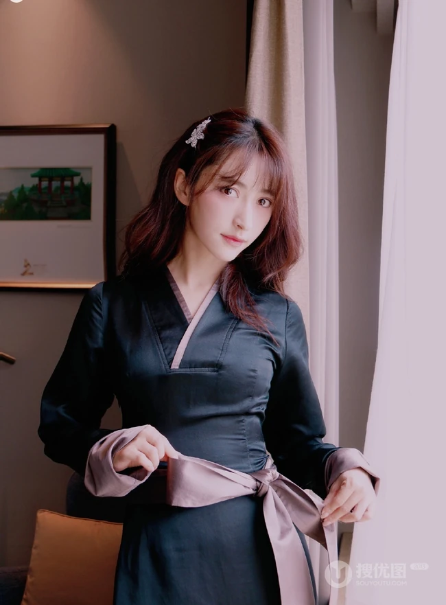 曲尼次仁紧身黑色连衣裙气质写真美图