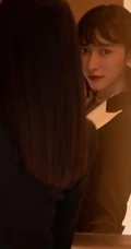曲尼次仁长发时候的图片，黑色V领职业装利落气质