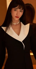 曲尼次仁长发时候的图片，黑色V领职业装利落气质