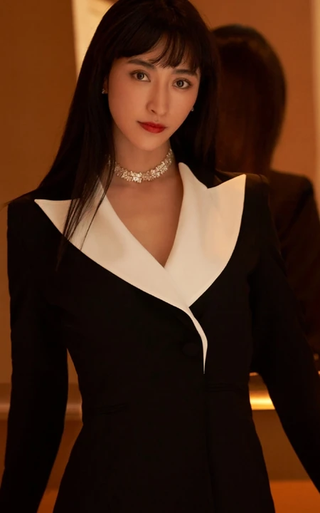 曲尼次仁长发时候的图片，黑色V领职业装利落气质