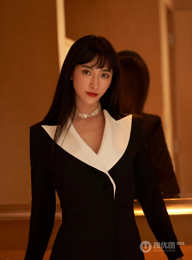 曲尼次仁长发时候的图片，黑色V领职业装利落气质