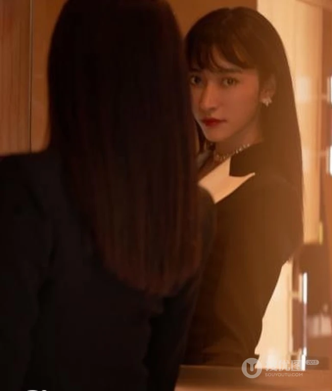 曲尼次仁长发时候的图片，黑色V领职业装利落气质