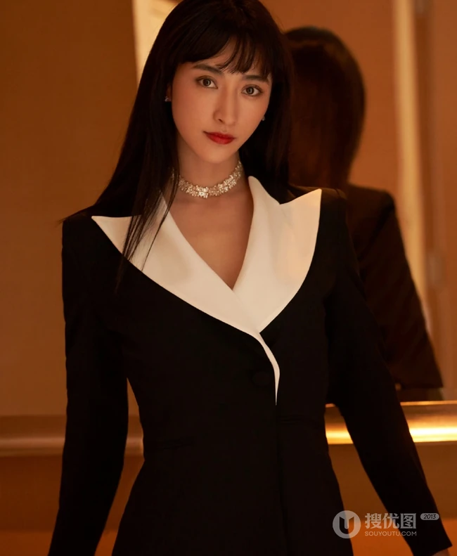 曲尼次仁长发时候的图片，黑色V领职业装利落气质