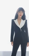 曲尼次仁长发时候的图片，黑色V领职业装利落气质
