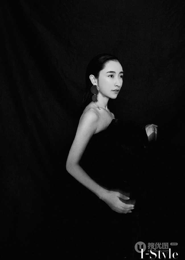 曲尼次仁气质黑色礼裙礼服黑白写真美图
